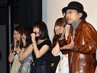 「9つの窓」全国公開初日舞台挨拶より、相島一之（右）が北原里英がこの場にいないことに一言。