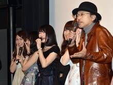 「9つの窓」全国公開初日舞台挨拶より、相島一之（右）が北原里英がこの場にいないことに一言。