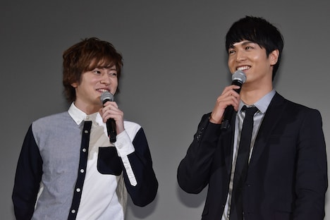 木村敦（左）の告白を笑顔で断る中村優一（左）。