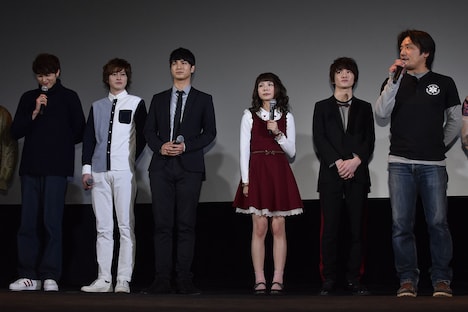 撮影時を振り返る宮下健作（右）とそれを静かに聞くキャスト陣。