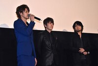 作品に込めた思いを語る宮野真守（左）。