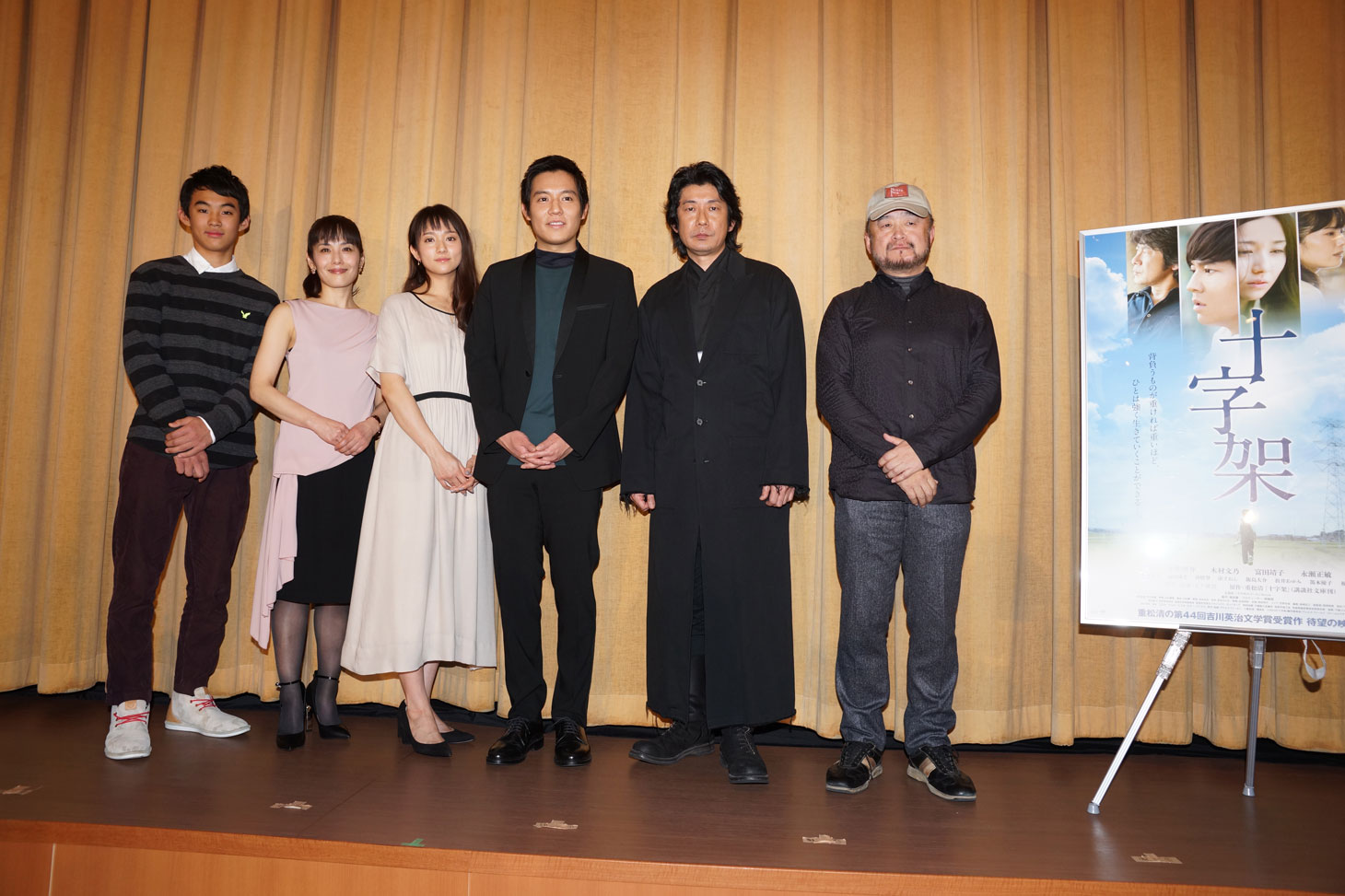「十字架」初日舞台挨拶にて、左から小柴亮太、富田靖子、木村文乃、小出恵介、永瀬正敏、五十嵐匠。