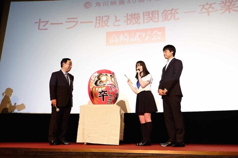 群馬・高崎電気館で行われた「セーラー服と機関銃 -卒業-」舞台挨拶の様子。