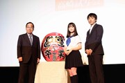 群馬・高崎電気館で行われた「セーラー服と機関銃 -卒業-」舞台挨拶の様子。左から高崎市長・富岡賢治、橋本環奈、前田弘二。