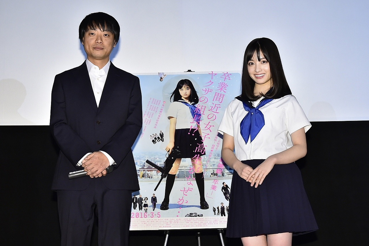 「セーラー服と機関銃 -卒業-」先行上映会にて、左から前田弘二、橋本環奈。