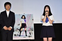 「セーラー服と機関銃 -卒業-」先行上映会にて、左から前田弘二、橋本環奈。