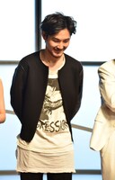 しゃもじを受け取った感想を求められ困惑する沖田修一を見て、笑う松田龍平。