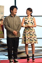 左から沖田修一、前田敦子。