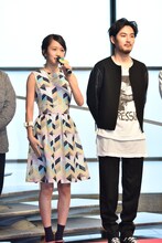 夫婦を演じた前田敦子（左）と松田龍平（右）。
