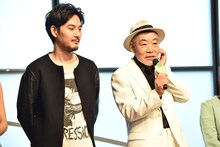 左から松田龍平、柄本明。