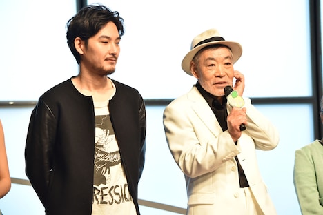 左から松田龍平、柄本明。