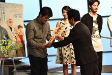 沖田修一に特大しゃもじが贈呈された場面。