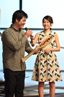 しゃもじを受け取った感想を求められ、困惑する沖田修一（左）。