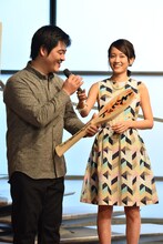 しゃもじを受け取った感想を求められ、困惑する沖田修一（左）。