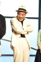 しゃもじを受け取った感想を求められ困惑する沖田修一を見て、笑う柄本明。