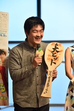 特大しゃもじを受け取った沖田修一。