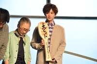 特大しゃもじを持って写真撮影に応じた千葉雄大（中央）。