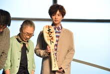 特大しゃもじを持って写真撮影に応じた千葉雄大（中央）。