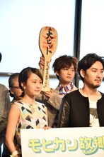 特大しゃもじを持って写真撮影に応じた千葉雄大（後列右）。