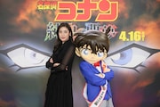 左から天海祐希、江戸川コナン。(c)2016 青山剛昌/名探偵コナン製作委員会