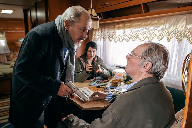 Ikea創業者が家具店の老店主に誘拐されるコメディ 立川談春ナレーションの予告編 映画ナタリー