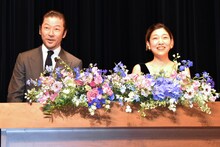 司会を務めた、昨年の受賞者の浅野忠信（左）と安藤サクラ（右）。