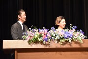 司会を務めた、昨年の受賞者の浅野忠信（左）と安藤サクラ（右）。