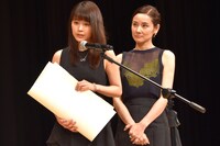 左から有村架純、吉田羊。
