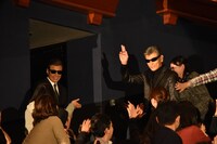 観客へのサプライズとして、客席後方の扉から登場した舘ひろし（左）と柴田恭兵（右）。