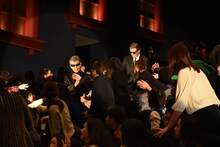 客席の間を通ってステージまで歩く柴田恭兵（中央左）と舘ひろし（中央右）。