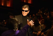 ファンの声援に応える柴田恭兵。