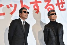 平日にもかかわらず集まった大勢のファンの熱気に驚く舘ひろし（左）と柴田恭兵（右）。