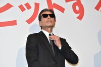 ネクタイを直す舘ひろし。