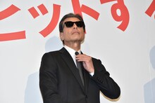 ネクタイを直す舘ひろし。