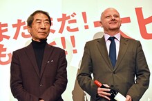 左から村川透、ニュージーランド航空のスコット・カー日本支社長。