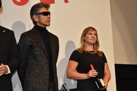 左から柴田恭兵、ニュージーランド政府観光局のジョアン・ゴーリー広報部長。