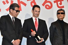 左から舘ひろし、ニュージランド大使館のピーター・ケル臨時代理大使、柴田恭兵。