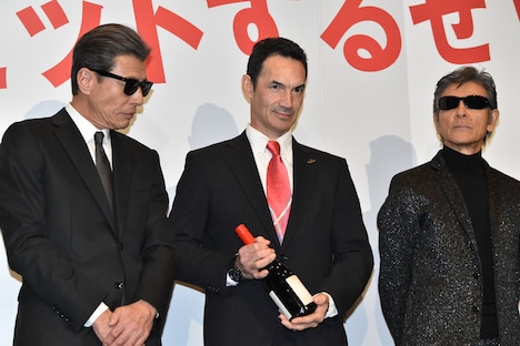 左から舘ひろし、ニュージランド大使館のピーター・ケル臨時代理大使、柴田恭兵。