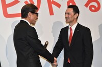 左から舘ひろし、ニュージランド大使館のピーター・ケル臨時代理大使。