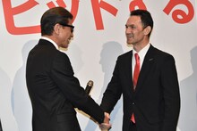 左から舘ひろし、ニュージランド大使館のピーター・ケル臨時代理大使。