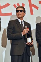 ワインを受け取った舘ひろし。