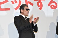 ニュージランド大使館のピーター・ケル臨時代理大使の挨拶に合いの手を入れる舘ひろし。