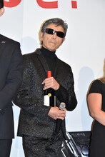 ワインを受け取った柴田恭兵。