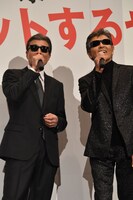 本日が誕生日であるというファンへ、歌をプレゼントした舘ひろし（左）と柴田恭兵（右）。