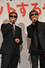 本日が誕生日であるというファンへ、歌をプレゼントした舘ひろし（左）と柴田恭兵（右）。