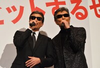 本日が誕生日であるというファンへ、歌をプレゼントした舘ひろし（左）と柴田恭兵（右）。