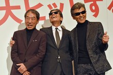 写真撮影中も常にジョークを飛ばし続ける柴田恭兵（右）。