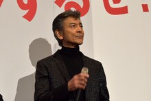 サングラスを外した柴田恭兵。