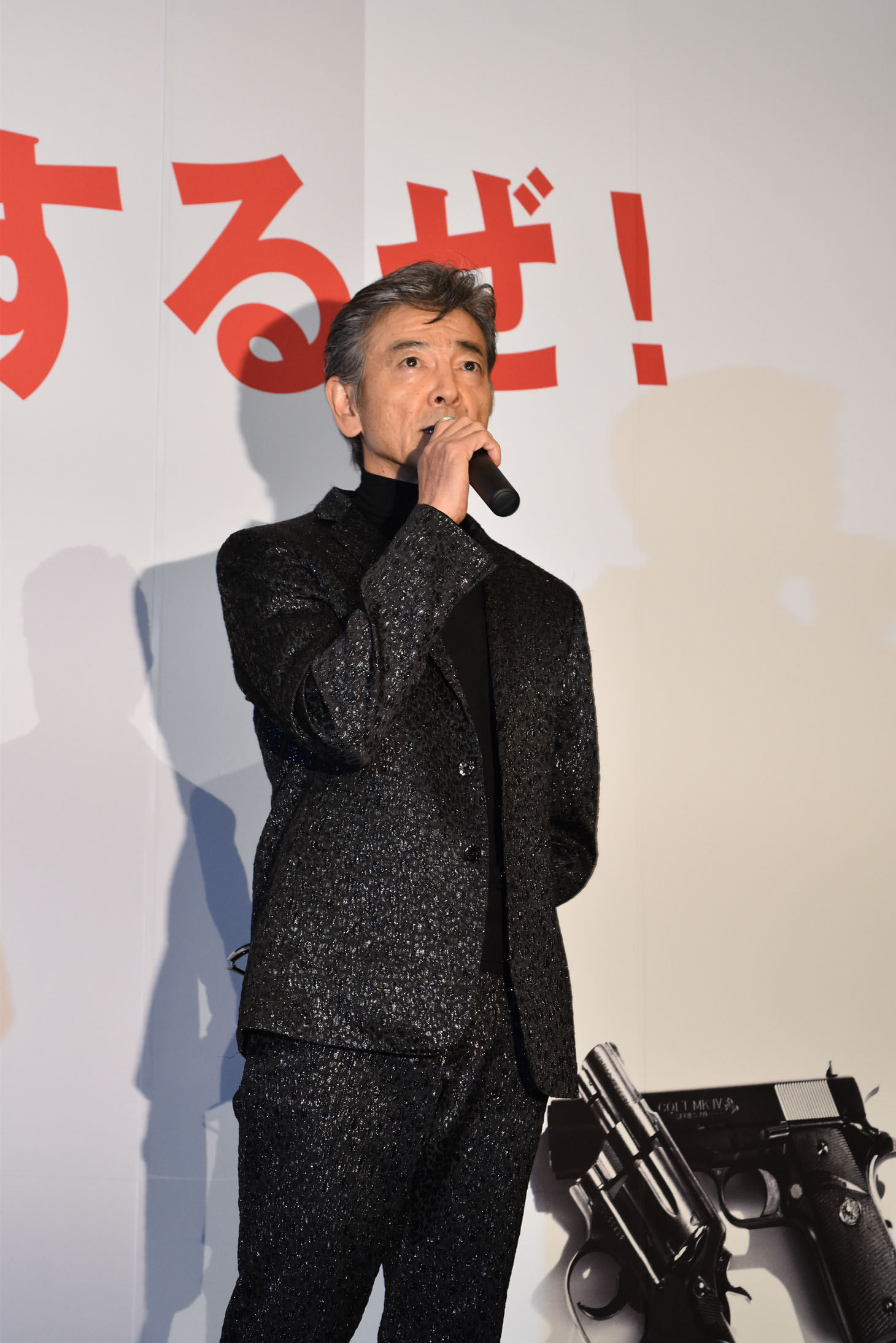 サングラスを外し挨拶する柴田恭兵。