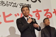 サングラスを外した舘ひろし。